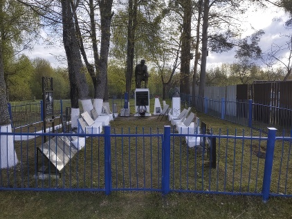 Воинское кладбище, где похоронены воины Советской Армии, погибшие в боях с немецко-фашистскими захватчиками в период Великой Отечественной войны 1941-1945 гг.